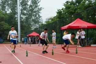 泰职操场吃瓜,校园生活趣味瞬间